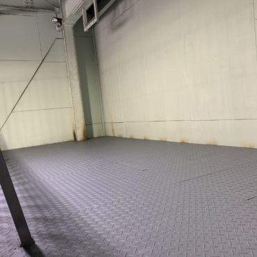 U自動車タイヤ置き場